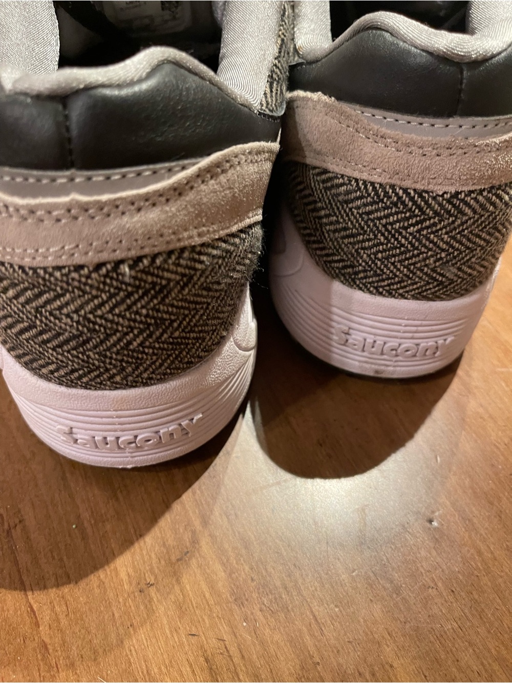 Saucony Men’s GRID 8000 Herringbone Black and Gray Sneakers - Picture 8 of 9